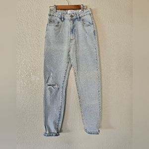 Cotton On Stretch Mom Jeans Size 4 NEVER USED!!!!! IN GOOD CONDITION